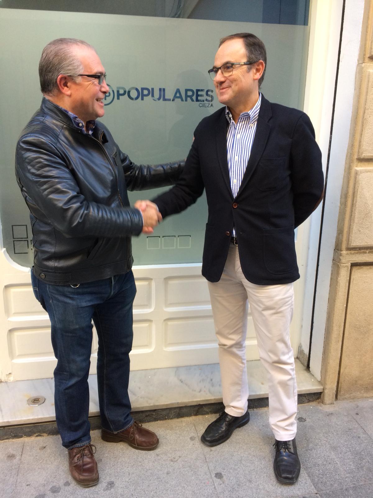 Roque Belda a la derecha estrecha la mano a Luis Roldán, presidente de la gestora.jpeg