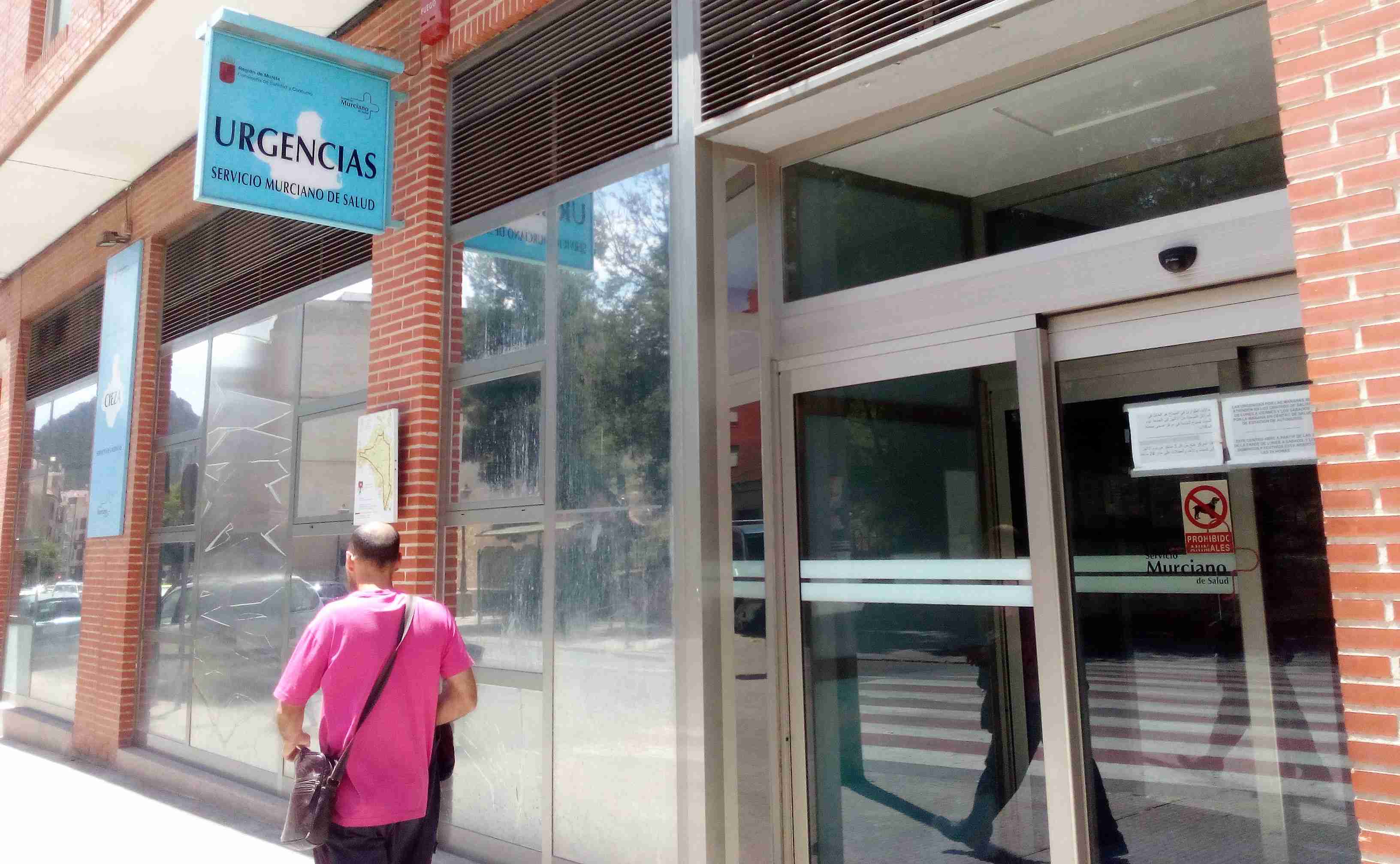 Puerta del servicio de urgencias que tuvo que cerrar